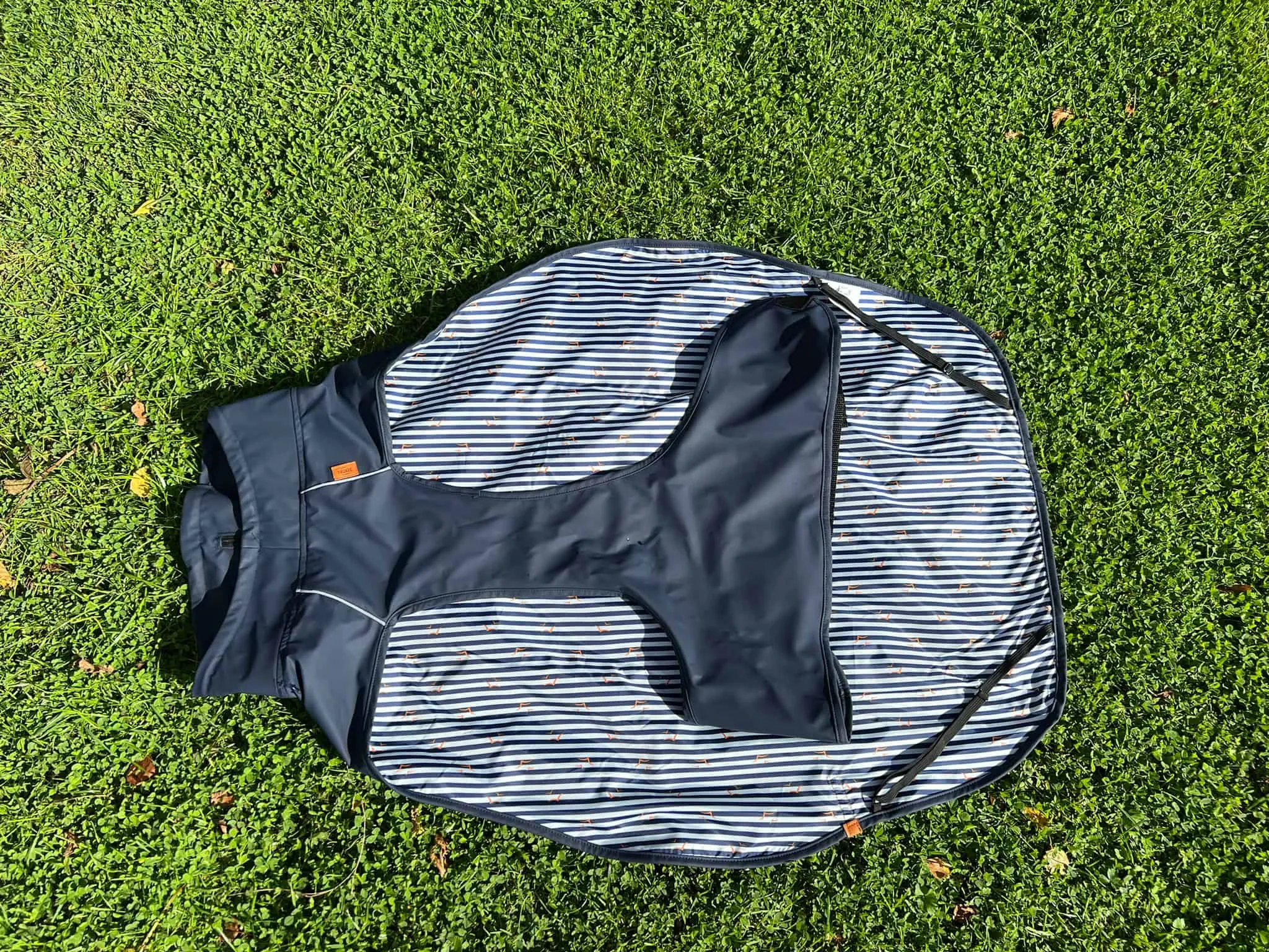 Nahaufnahme des Materials des Trixie HUSUM Regenmantels