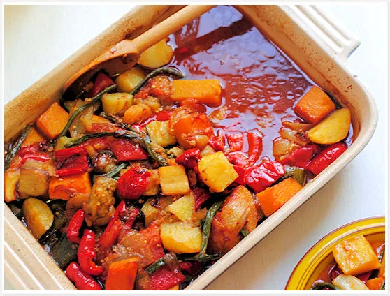 Nahaufnahme des perfekt gerösteten Ratatouille Rezepts mit Herbstgemüse