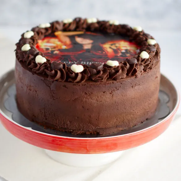 Nahaufnahme des personalisierten Geburtstagskuchen 25 mit essbarem Aufleger und eleganter Schokoladenverzierung