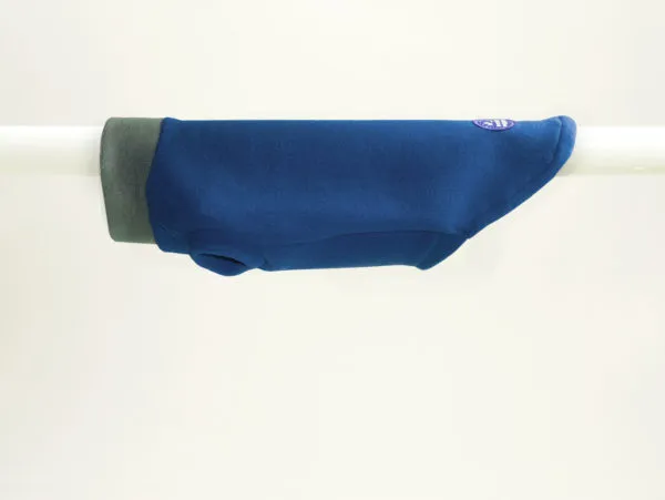 Nahaufnahme des Polartec® Fleece Materials, das die Struktur und Qualität des Stoffes für den Hundepullover hervorhebt.