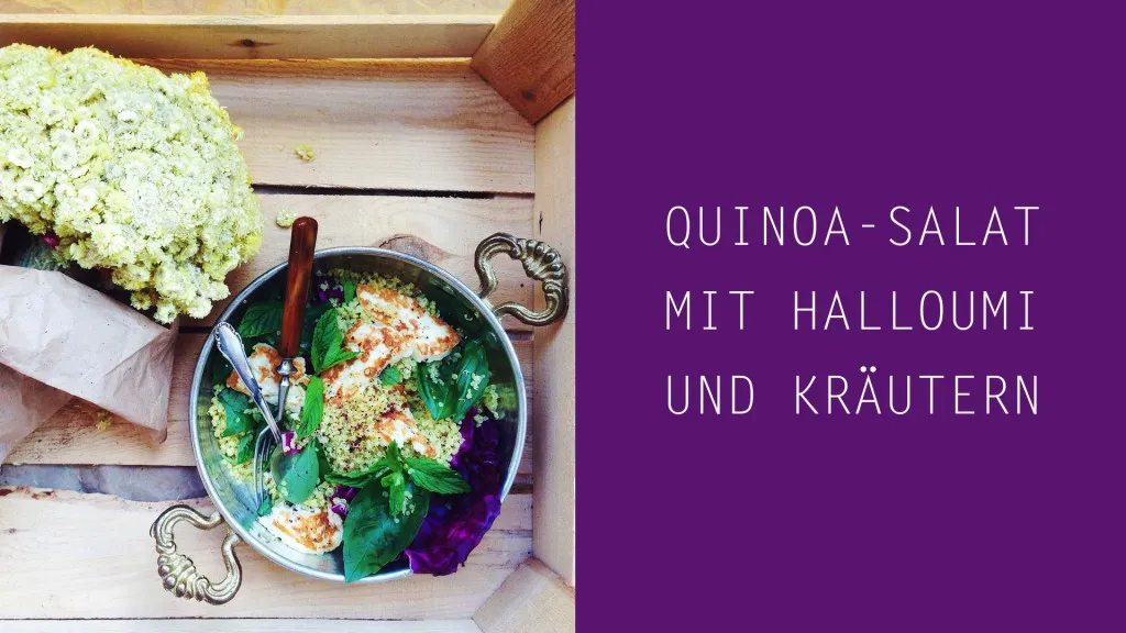 Nahaufnahme des Quinoa Salats mit Halloumi und Tahini-Dressing, fertig zum Servieren