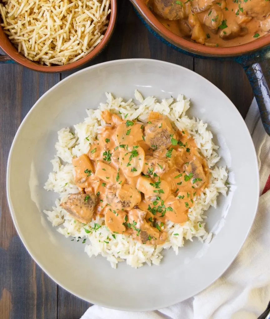 Nahaufnahme des reichhaltigen Rinderstroganoffs mit cremiger Soße