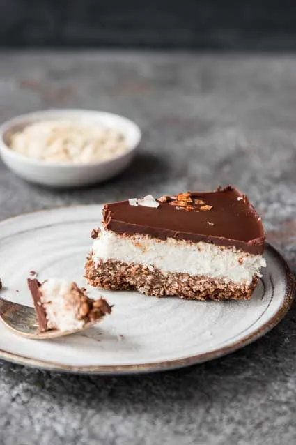Nahaufnahme des reichhaltigen veganen glutenfreien Schoko-Kokos-Kuchens, mit festem Boden und cremiger Füllung.