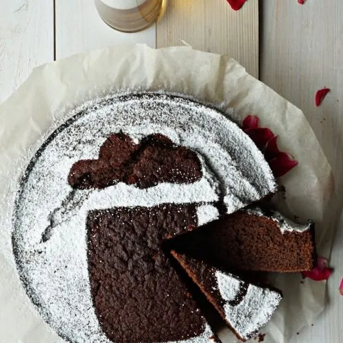 Nahaufnahme des Schoko-Bierkuchens mit Puderzucker bestreut, ein ideales Rezept für einen Herrentag oder papa geburtstagskuchen