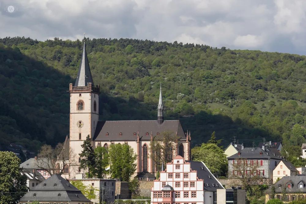 Nahaufnahme des Turms und Daches der Pfarrkirche St. Martin in Lorch