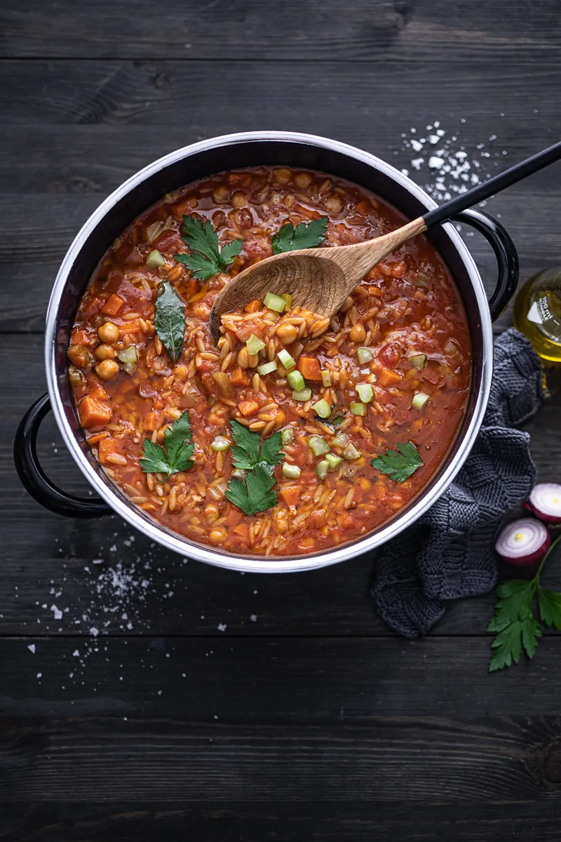 Nahaufnahme des veganen Kichererbsen-Eintopfs mit frischen Kräutern