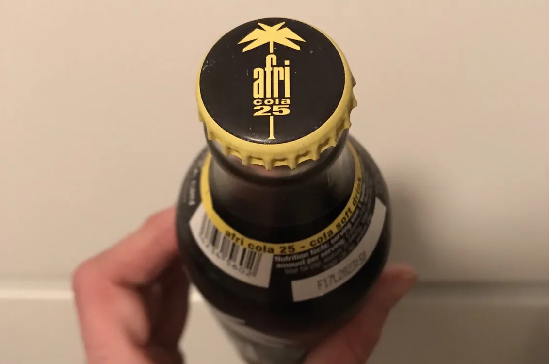 Nahaufnahme des Verschlusses einer Afri-Cola-Flasche mit der Aufschrift &quot;25&quot;