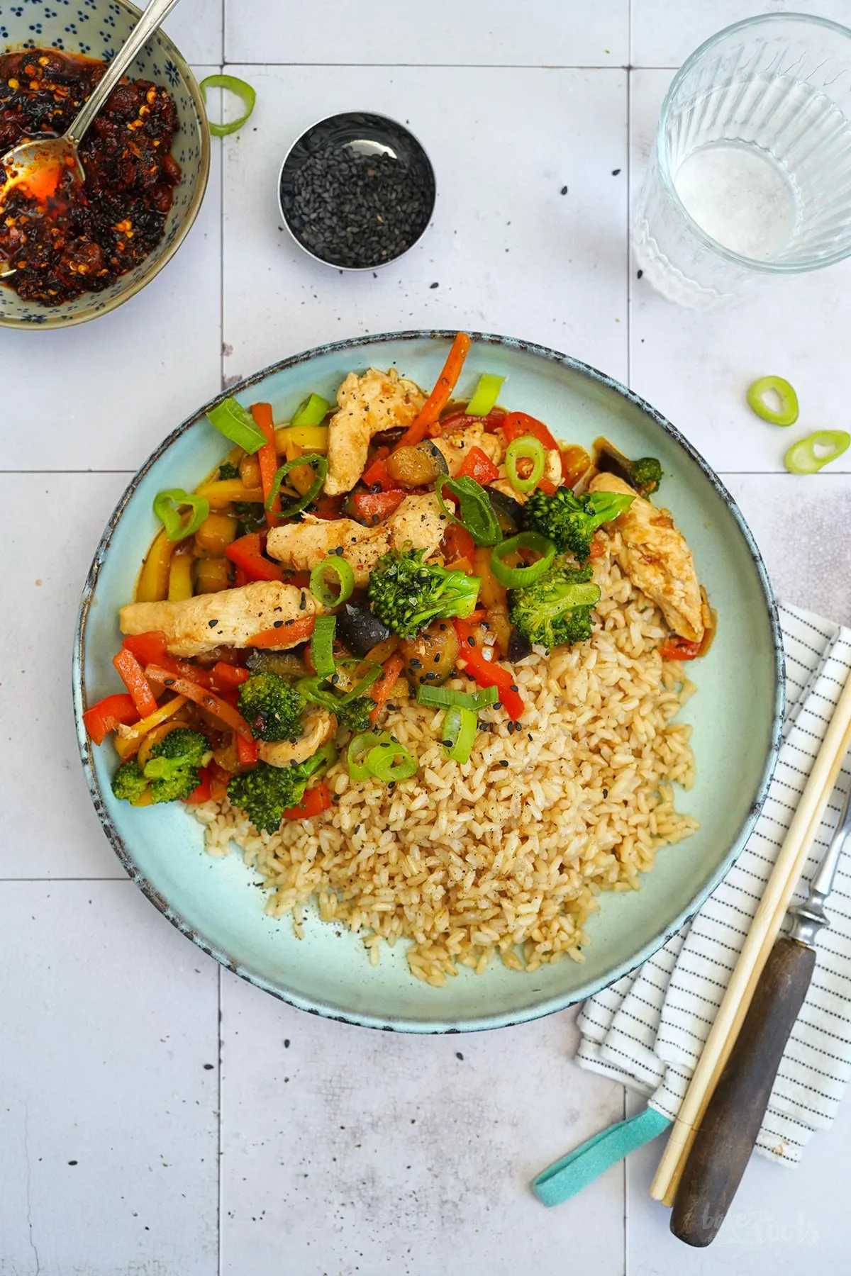 Nahaufnahme des Wok Gemüses mit Hähnchen in der Pfanne, kurz vor dem Servieren.
