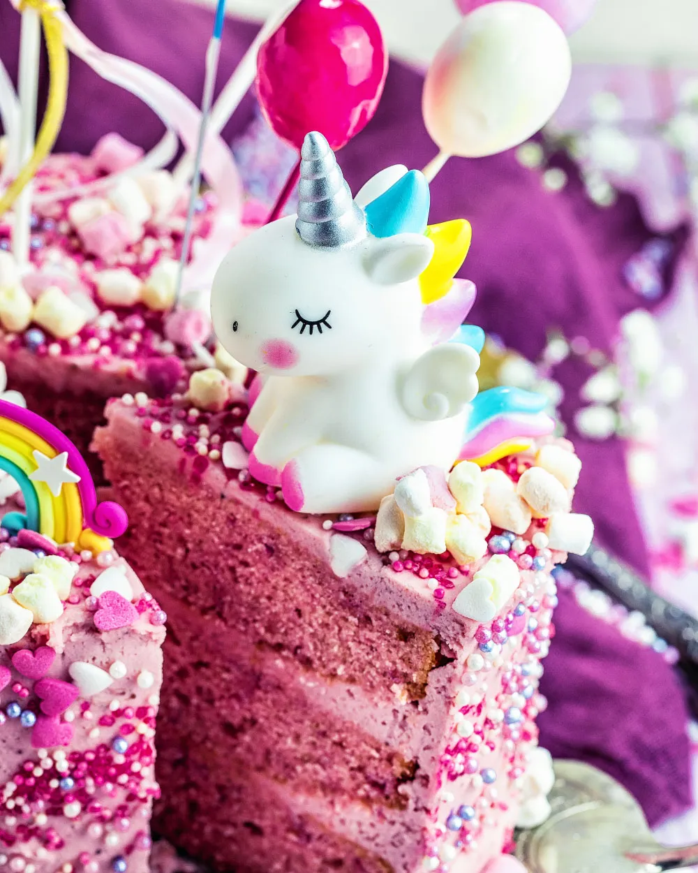 Nahaufnahme einer cremigen Füllung, die zwischen den Kuchenschichten verteilt wird