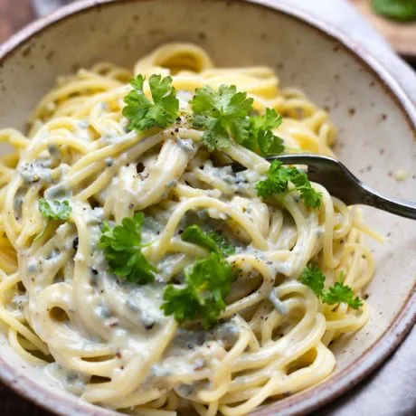 Nahaufnahme einer cremigen Gorgonzolasauce mit Spaghetti, bereit zum Genießen, appetitlich angerichtet.