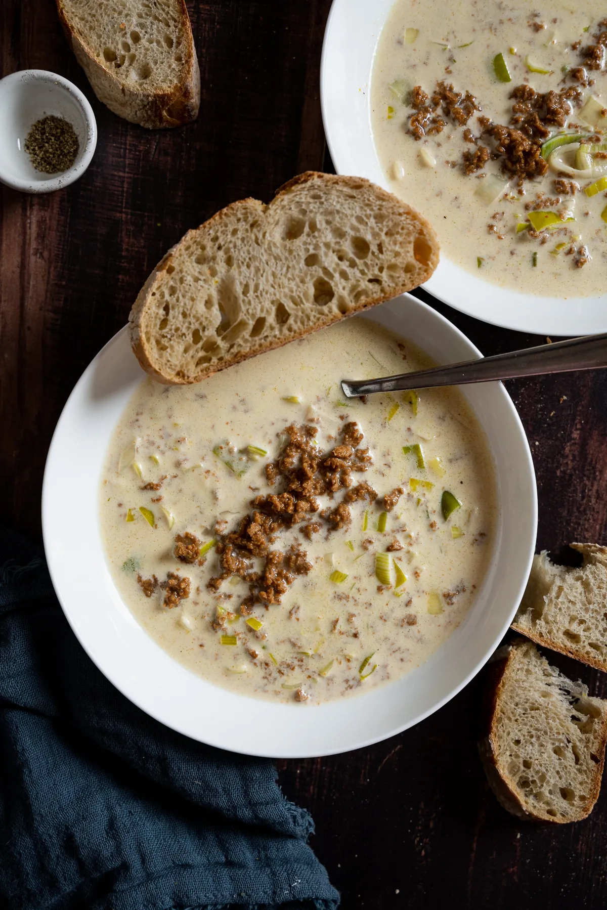Nahaufnahme einer dampfenden Käse Lauch Suppe mit Hackfleisch-Alternative, einem klassischen deutschen Comfort Food.