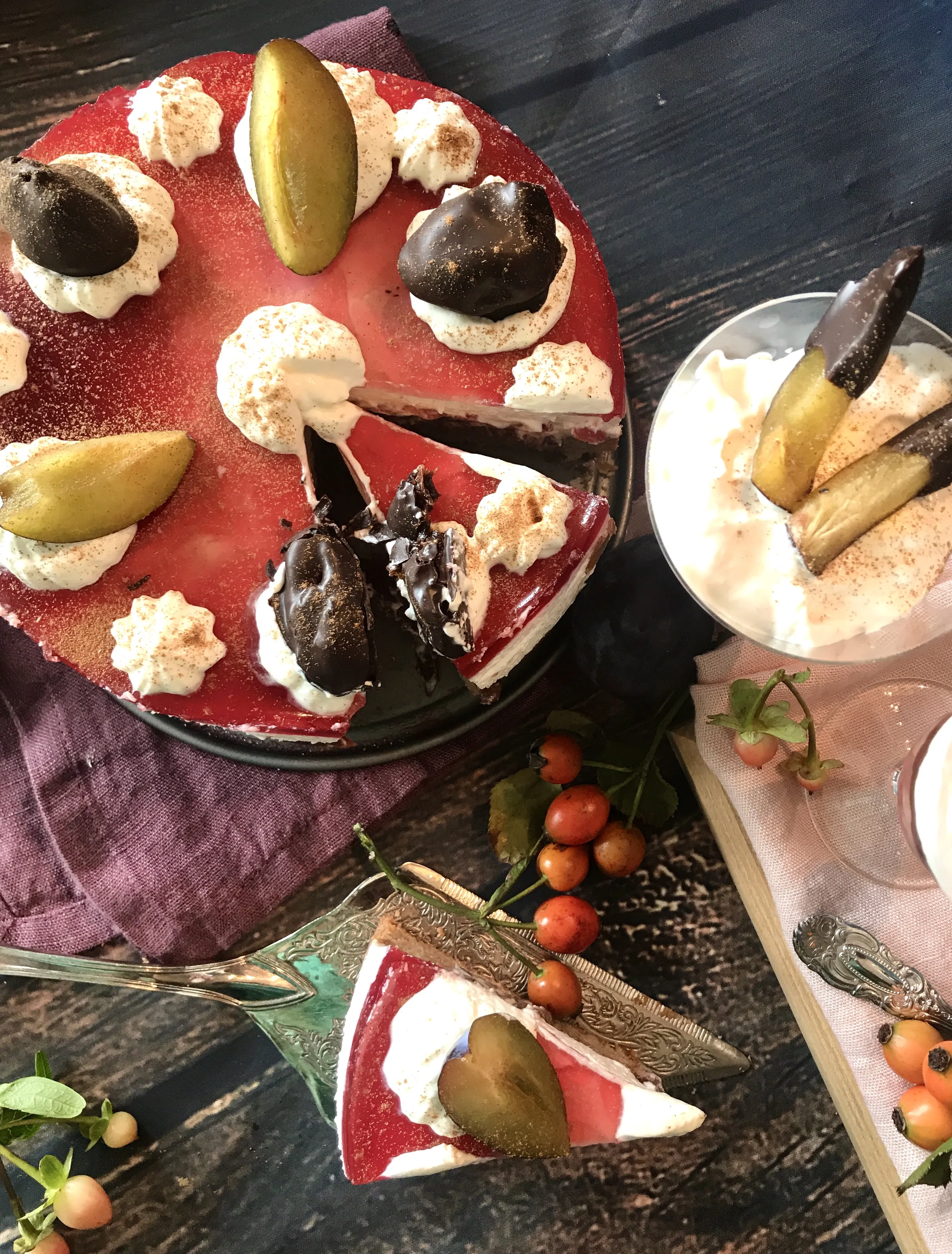 Nahaufnahme einer dekorierten Scheibe Rotwein Sahne Torte mit Schoko-Rum-Pflaume