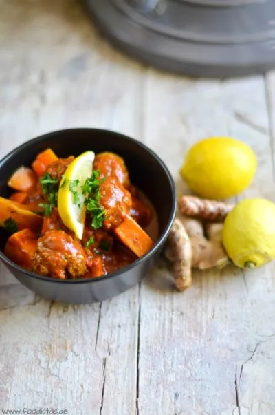 Nahaufnahme einer duftenden Kefta-Tajine, ein reichhaltiges marokkanisches Eintopfgericht.
