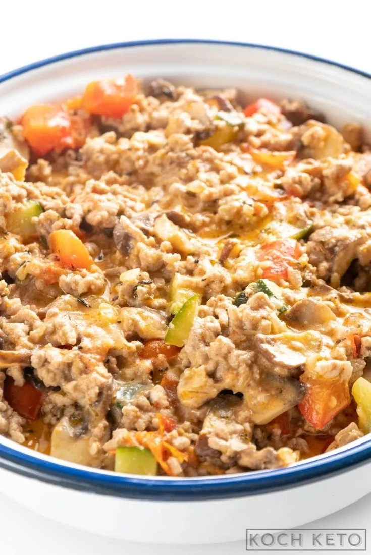 Nahaufnahme einer fertigen Low Carb Hackfleisch-Pfanne mit Tomaten und Zucchini