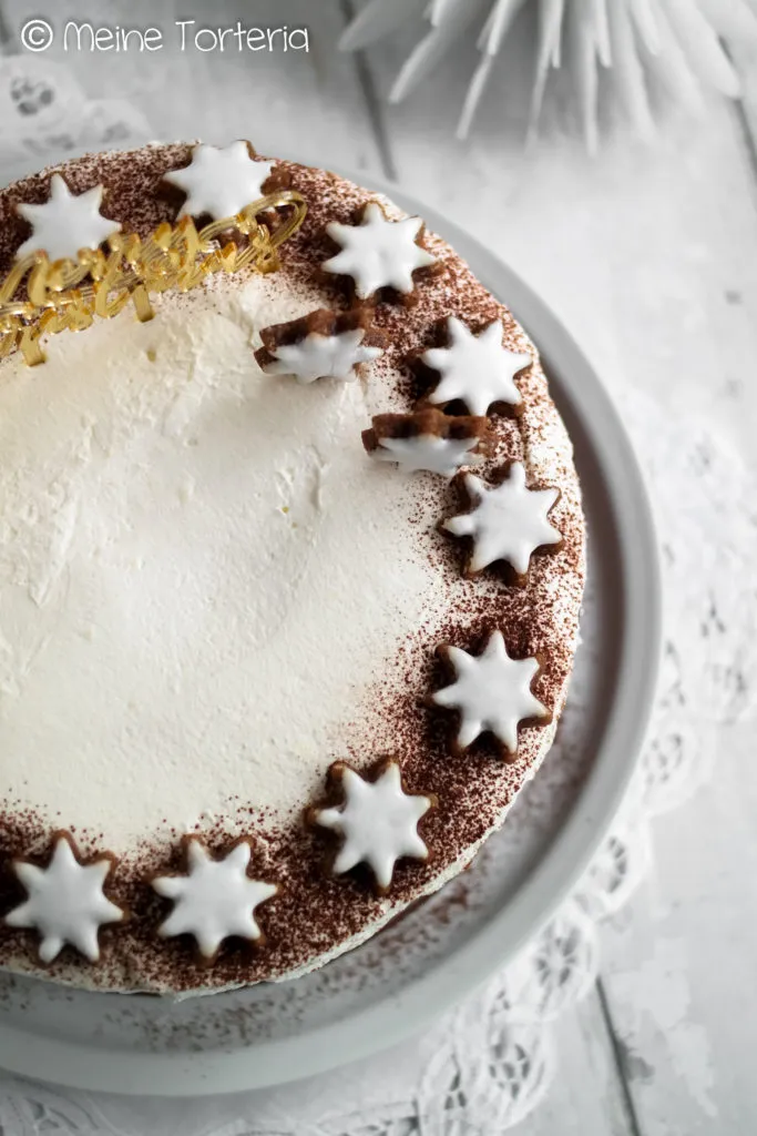 Nahaufnahme einer festlichen Glühwein Kirsch Torte, bereit zum Servieren, mit winterlicher Dekoration.