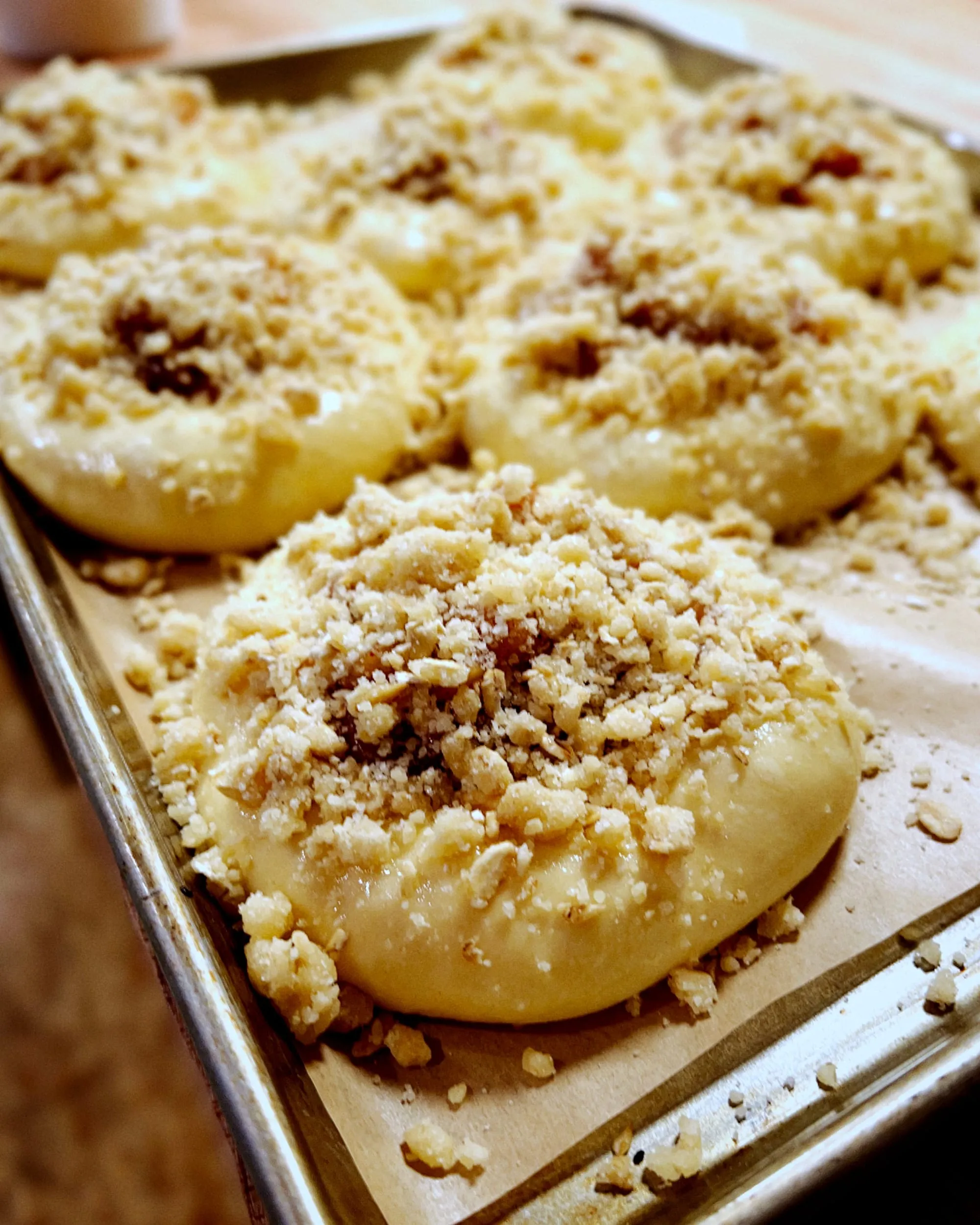 Nahaufnahme einer frisch gebackenen Apfel-Crumble-Kolatsche, gefüllt mit warmer Apfelfüllung und bestreut mit knusprigen Streuseln