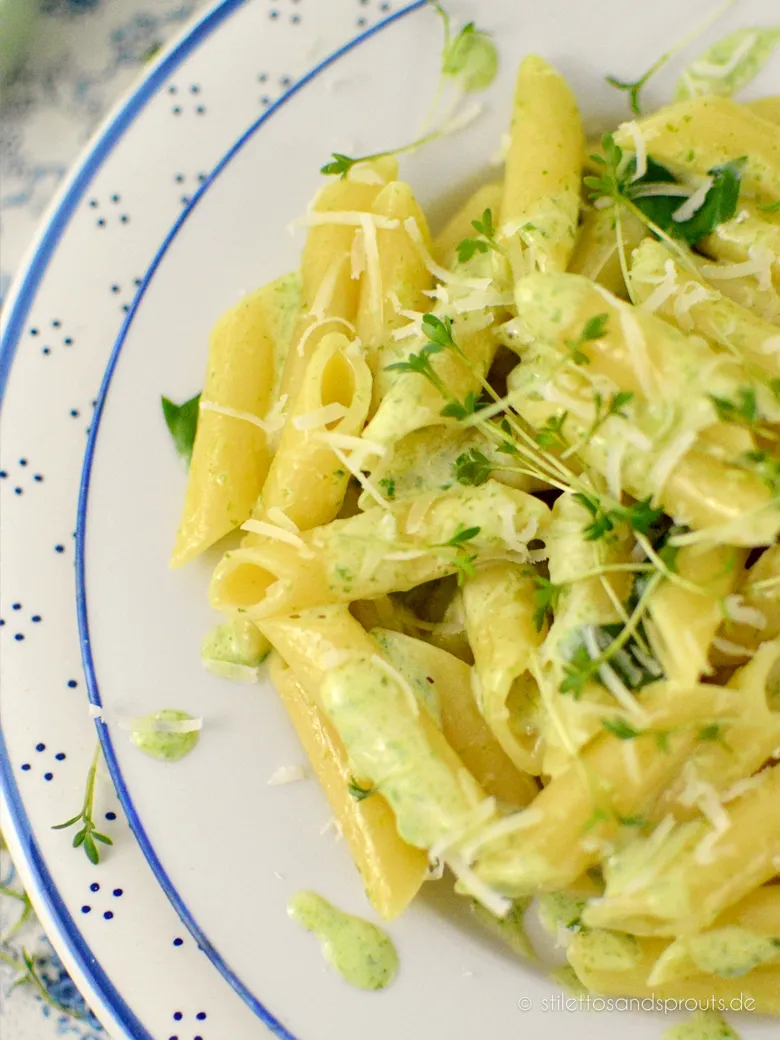 Nahaufnahme einer Gabel, die cremige Bärlauch Pasta aufnimmt