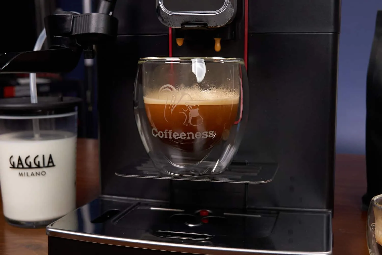 Nahaufnahme einer Gaggia Magenta Kaffeemaschine beim Kaffeeziehen