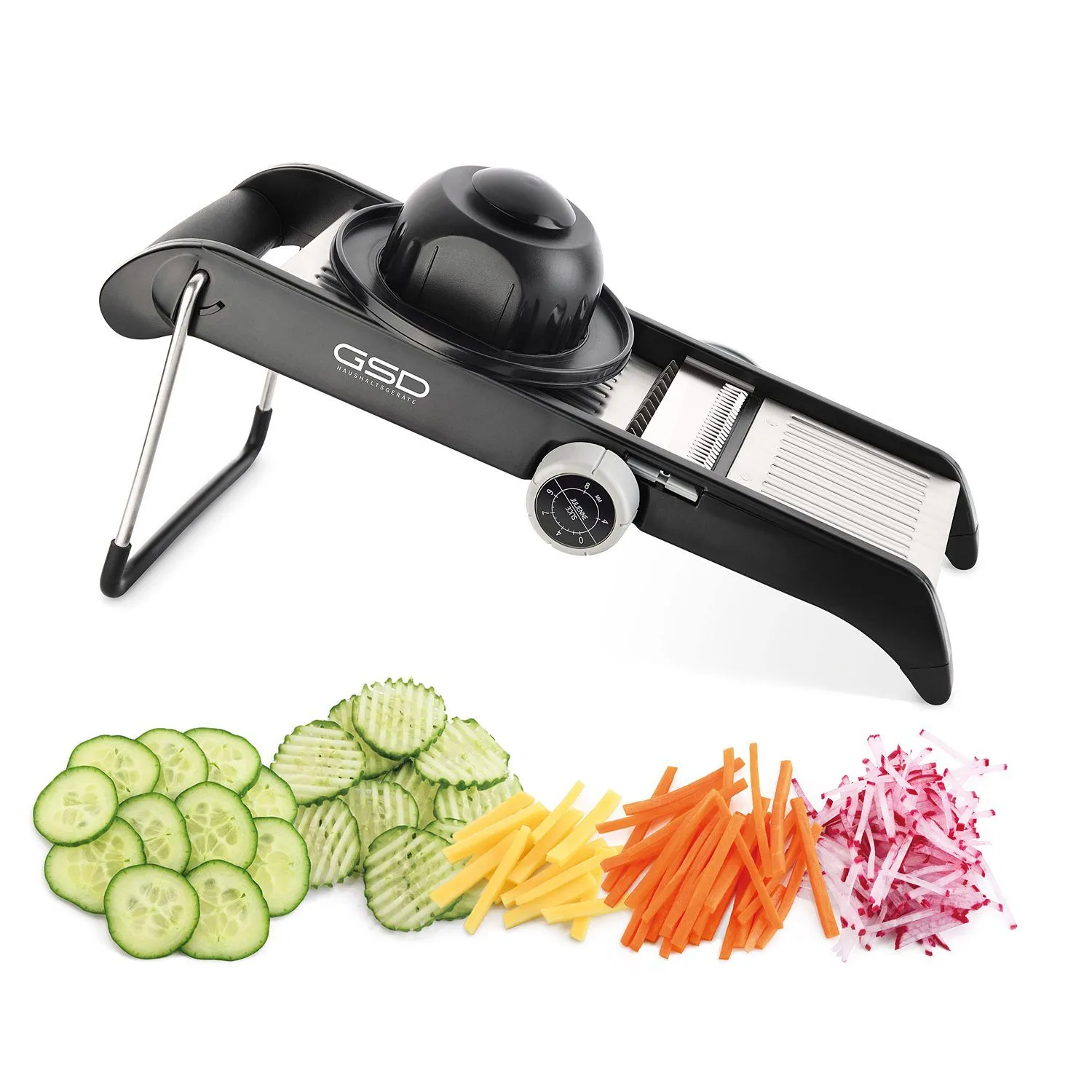 Nahaufnahme einer Küchen-Mandoline beim Schneiden von Gemüse in perfekte Scheiben