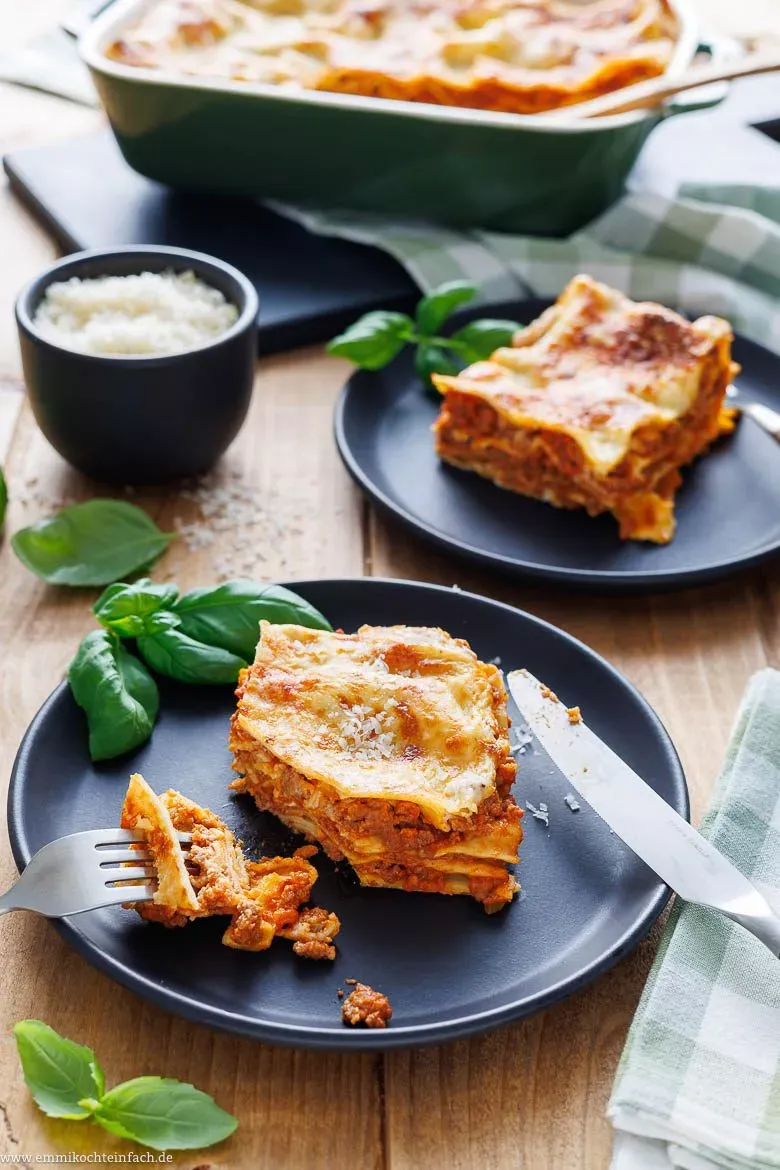 Nahaufnahme einer Lasagne, die zeigt die verschiedenen Schichten aus Pasta, Bolognese, Béchamel und Käse.