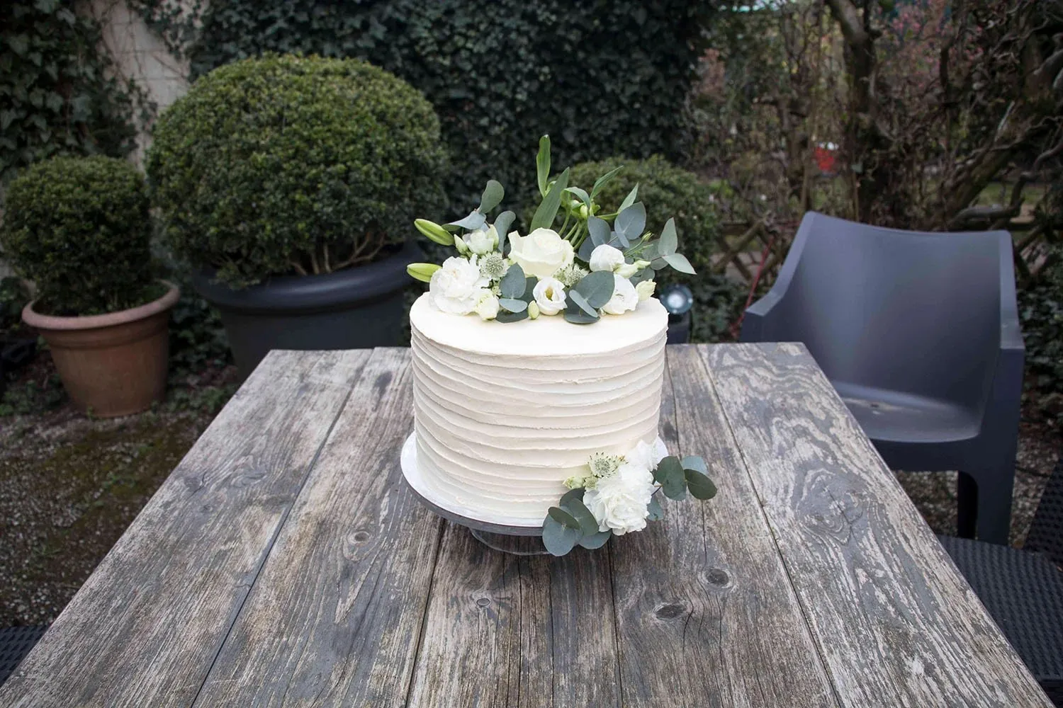 Nahaufnahme einer mit Blumen verzierten Hochzeitstorte