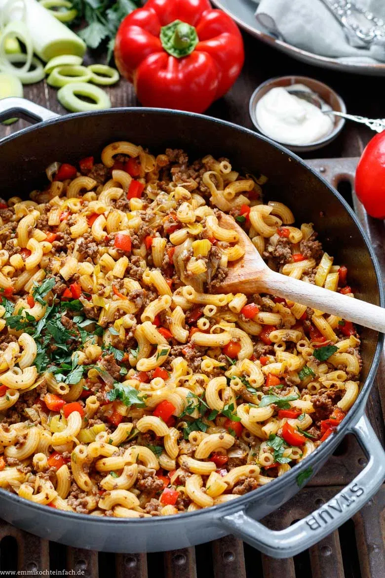 Nahaufnahme einer Pfanne mit gebratenem Hackfleisch und knackigem Gemüse