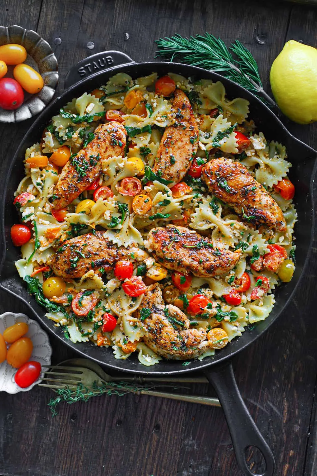 Nahaufnahme einer Portion Hähnchen Feta Pasta mit zartem Huhn und geschmolzenem Feta