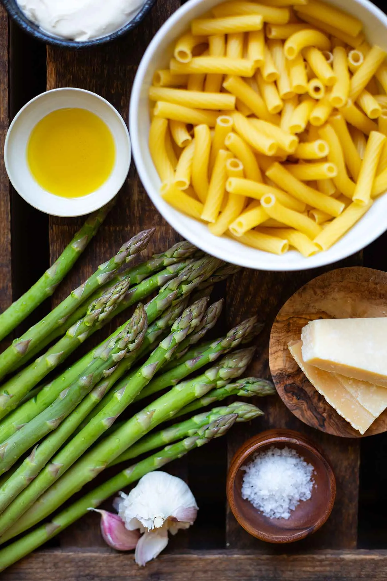 Nahaufnahme einer Portion Pasta mit grünem Spargel und geriebenem Parmesan, ein schnelles Spargelgericht
