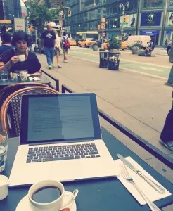 Nahaufnahme einer Tasse frisch zubereiteten Kaffees