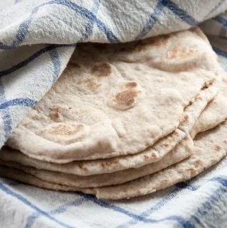 Nahaufnahme einer weichen hausgemachten Weizen-Tortilla, bereit zum Füllen