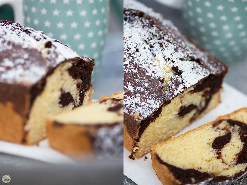 Nahaufnahme eines angeschnittenen kleinen Marmorkuchens mit charakteristischer Marmorierung