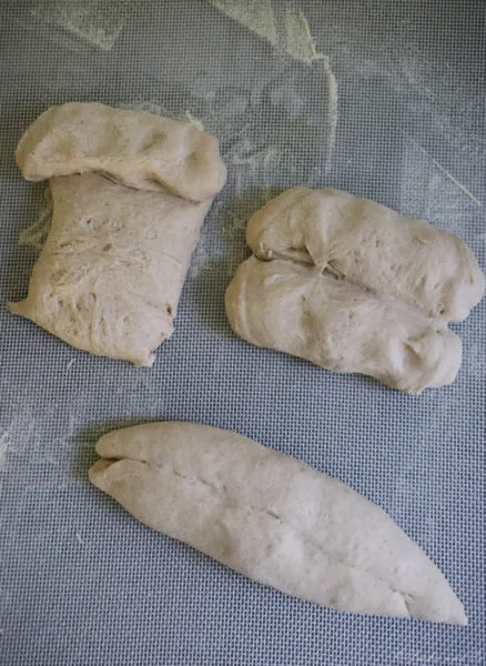 Nahaufnahme eines aufgerissenen rustikalen Brötchens mit knuspriger Oberfläche