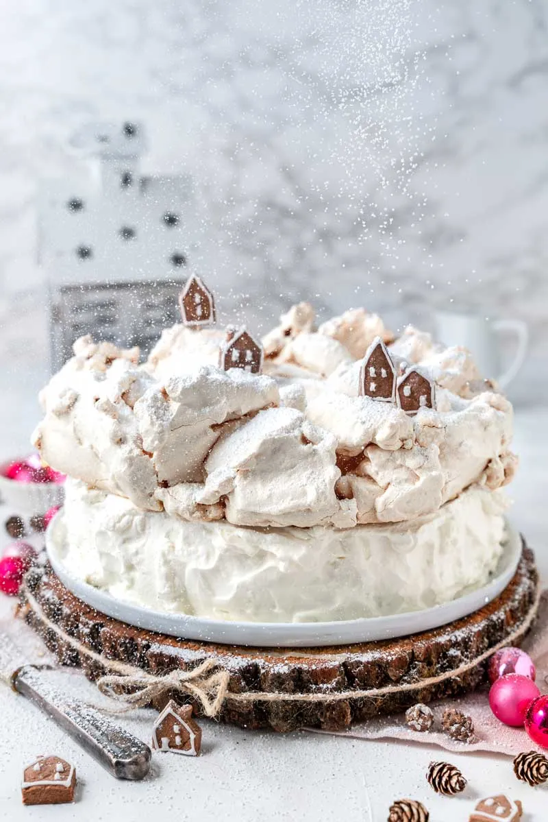 Nahaufnahme eines Baisers, das für die Dekoration einer Torte vorbereitet wird.