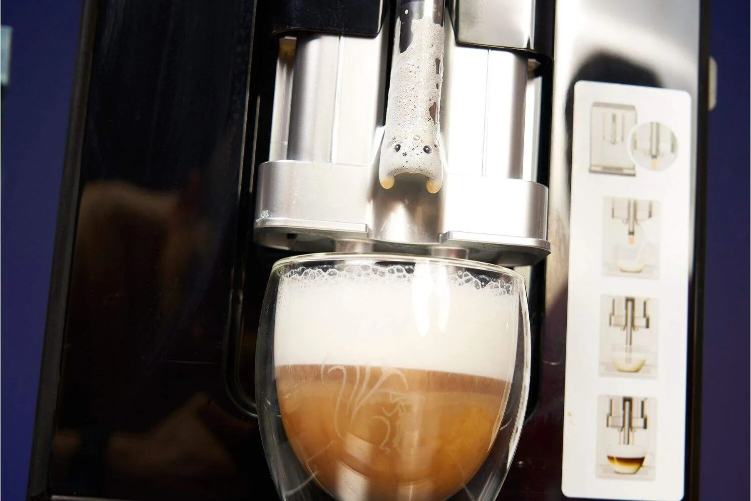 Nahaufnahme eines Cappuccinos, zubereitet mit dem Bosch VeroCup 300 TIS30351DE