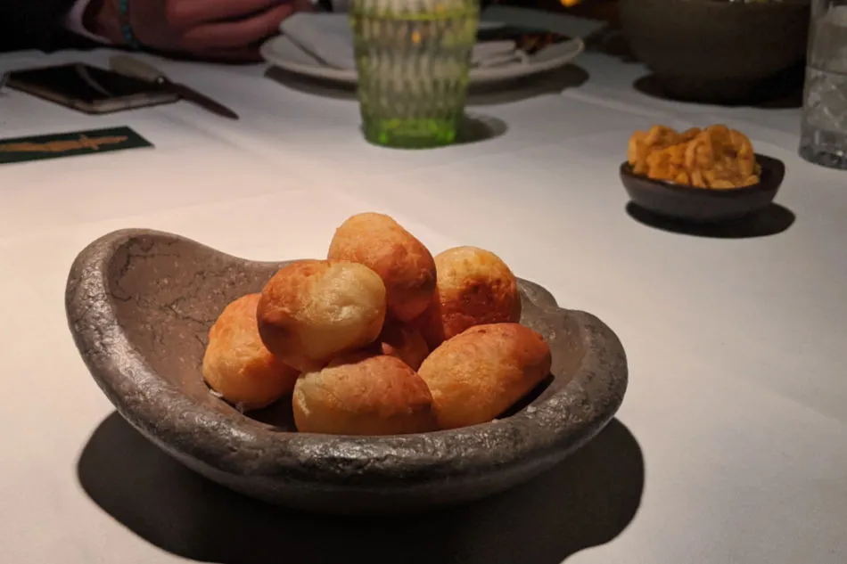 Nahaufnahme eines Cocktails im Amazonico London, geschmückt mit Beeren und Minze