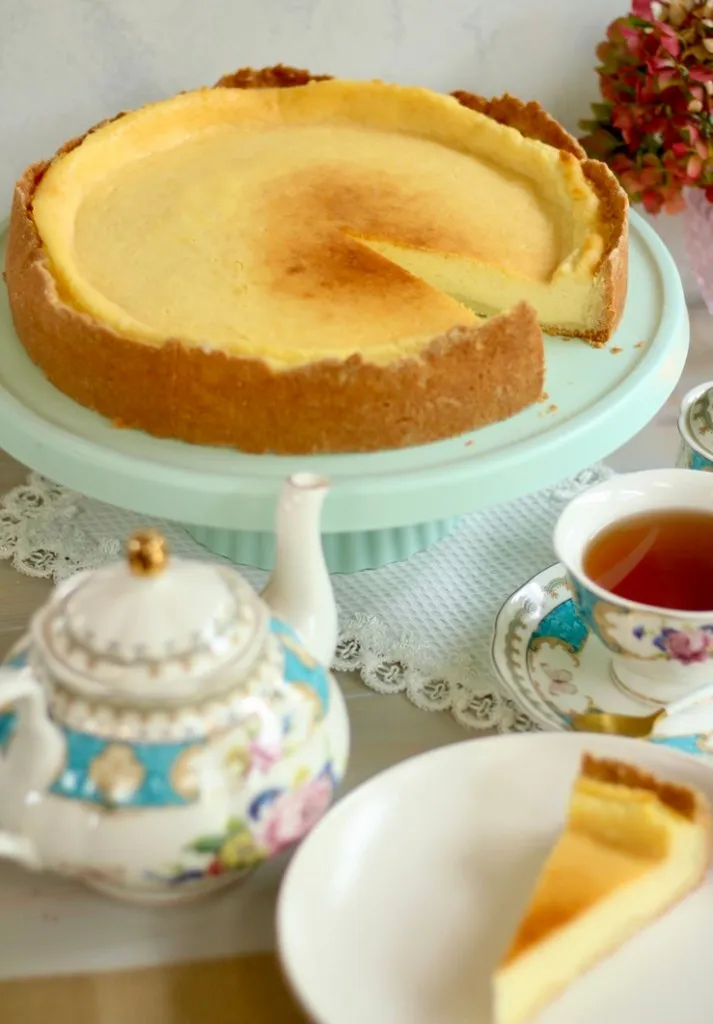 Nahaufnahme eines cremigen Käsekuchens mit goldenem Rand