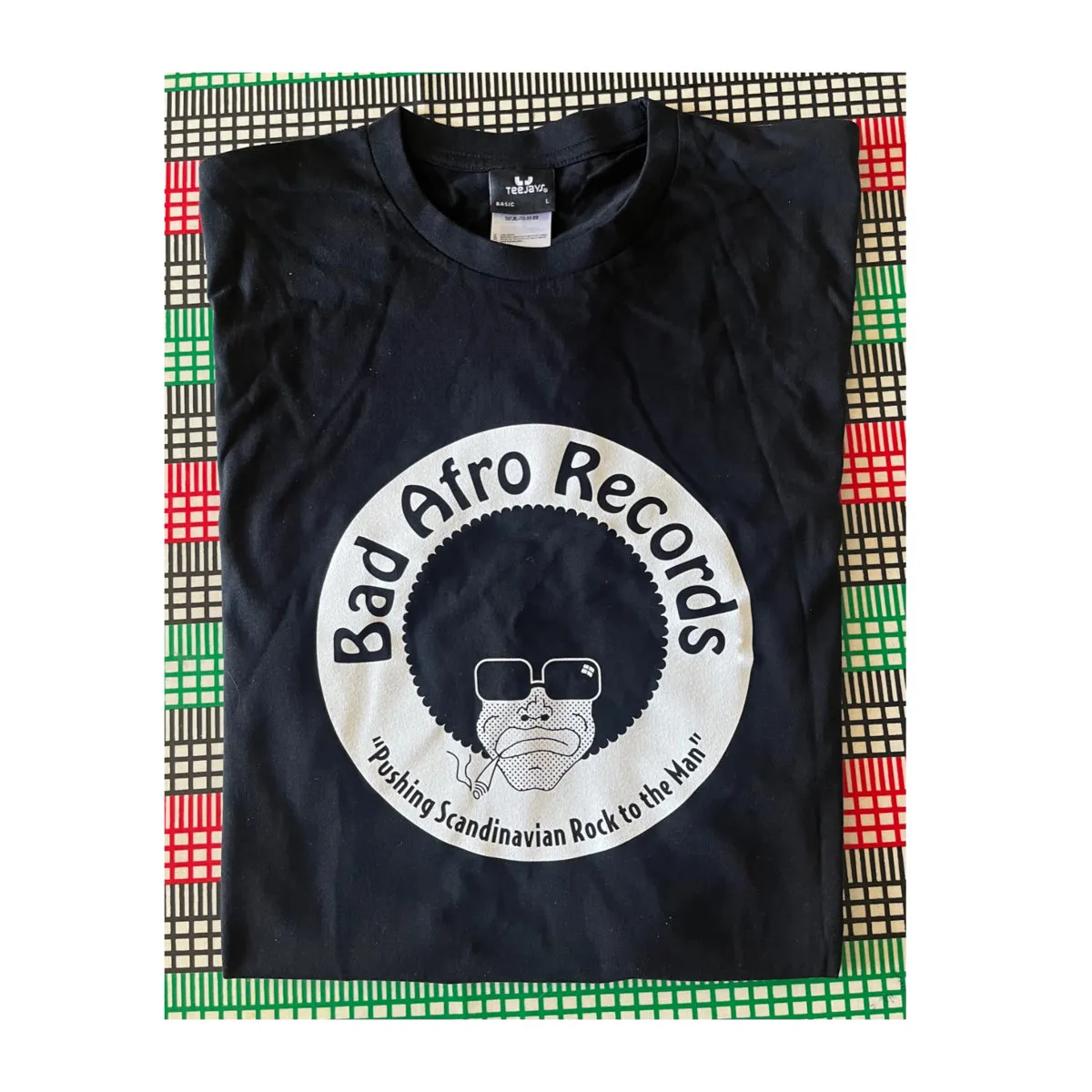 Nahaufnahme eines elektromagnetischen Mikrofons, das an eine Oberfläche gehalten wird, um verborgene Geräusche einzufangen, mit subtilem Bokeh im Hintergrund.