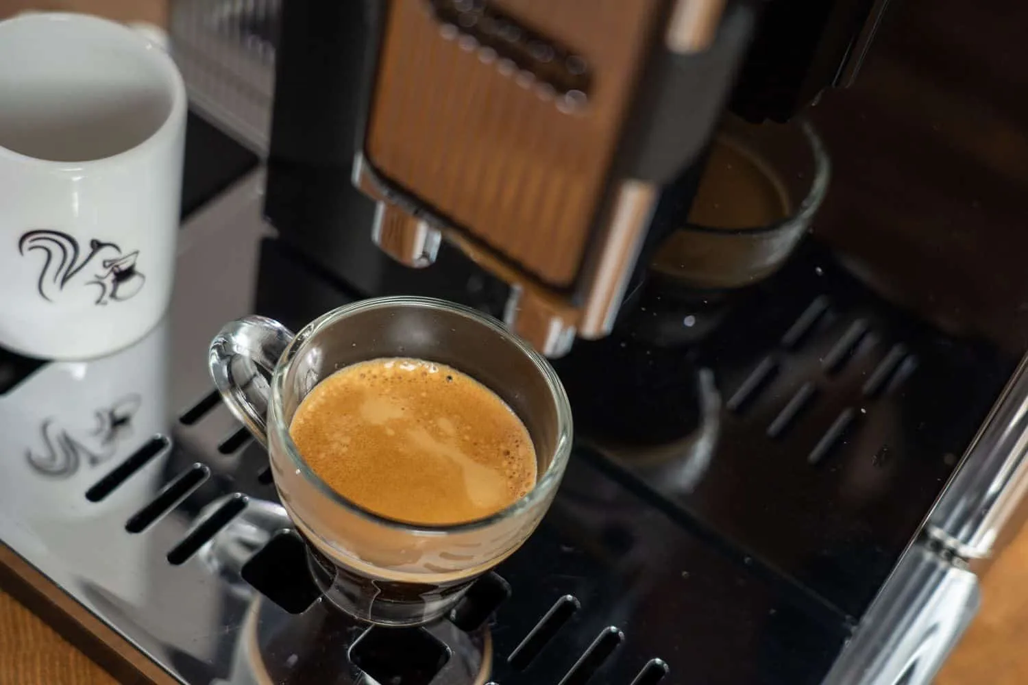 Nahaufnahme eines Espressos im DeLonghi Maestosa, wichtig für die Zubereitung von Americano bei großen Kaffeemengen