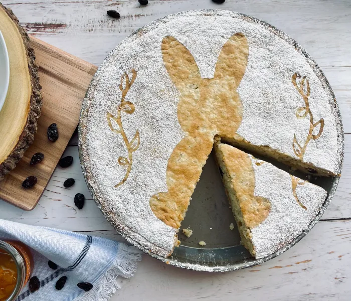 Nahaufnahme eines gebackenen Osterkuchens mit goldbrauner Oberfläche und cremiger Füllung