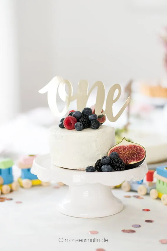 Nahaufnahme eines gesunden Geburtstagskuchens ohne raffinierten Zucker, perfekt für Kinder