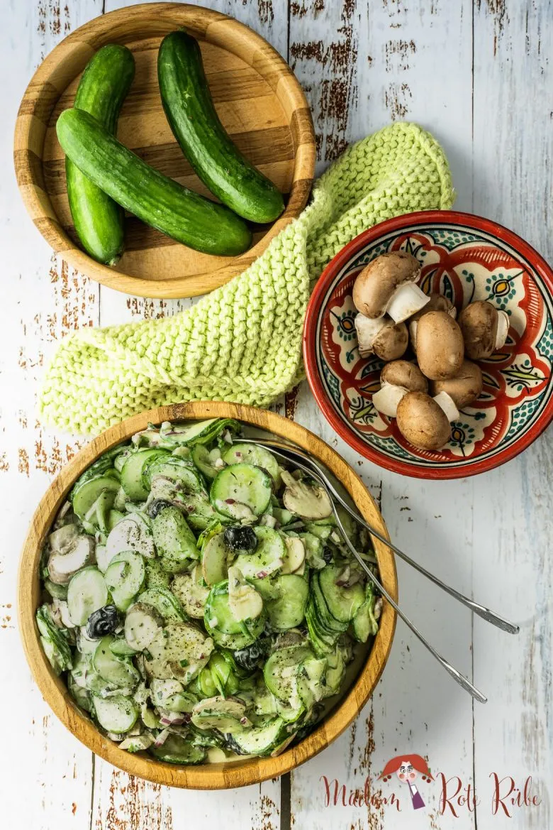 Nahaufnahme eines Gurken-Champignon-Salats mit Honig-Senf-Dressing, der die Textur der Gurken, Champignons und Kräuter hervorhebt.