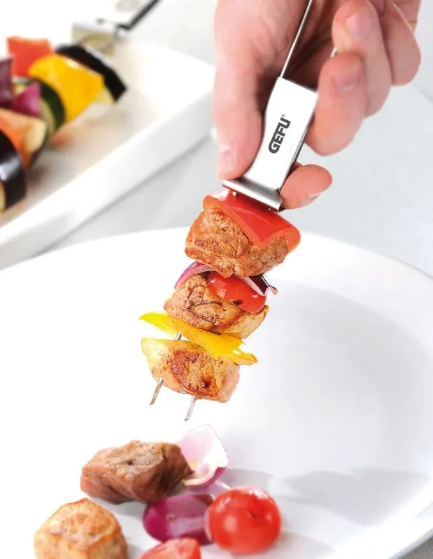 Nahaufnahme eines köstlichen Grillspießes mit gegrilltem Fleisch und farbenfrohem Gemüse, perfekt zubereitet für die deutsche Küche.