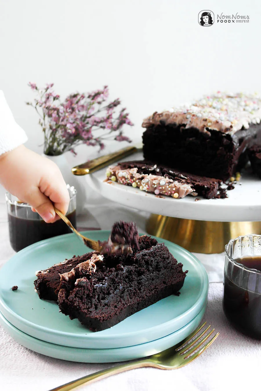 Nahaufnahme eines köstlichen Kastenform Kuchens mit Brownie-Boden und einer dicken Schicht Nuss-Nougat-Frischkäse-Creme.
