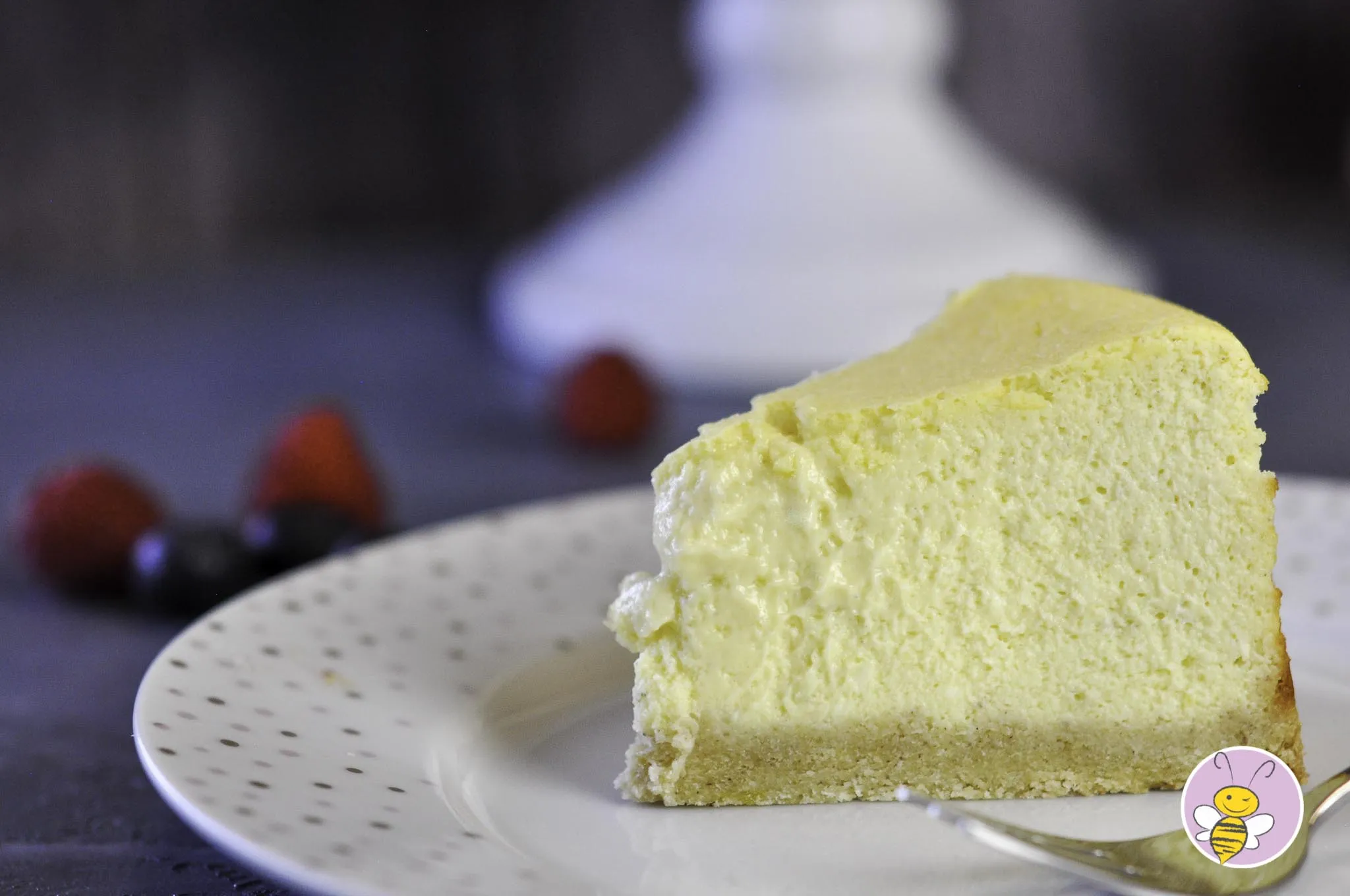 Nahaufnahme eines köstlichen Keto Käsekuchens mit cremiger Füllung