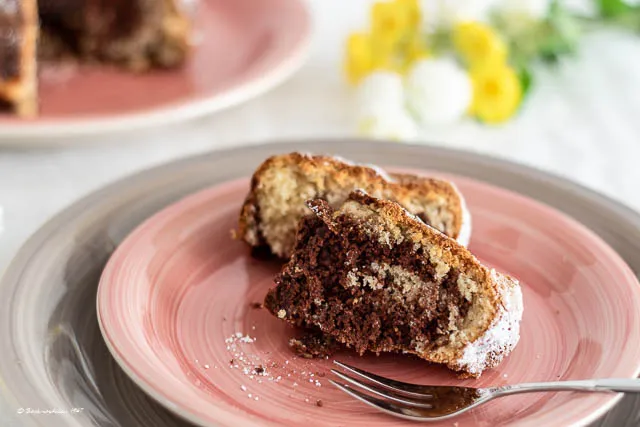 Nahaufnahme eines köstlichen Marmorkuchens ohne Ei, der seine typische Spiralmusterung zeigt.