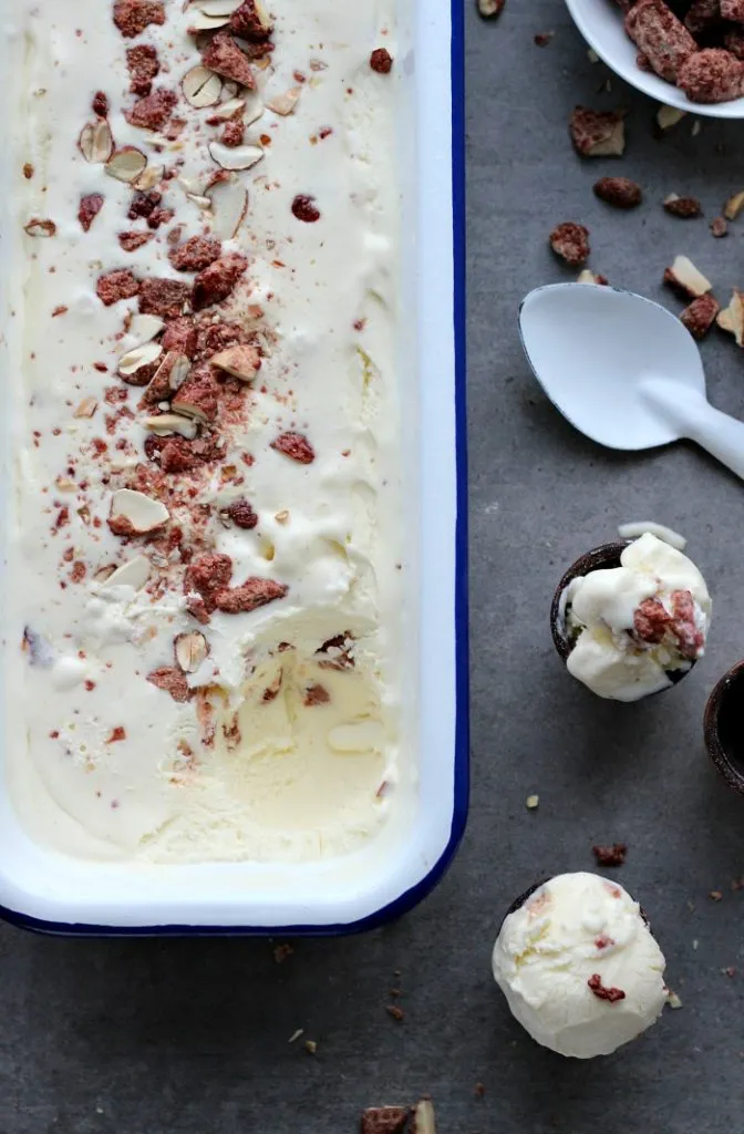 Nahaufnahme eines köstlichen Weihnachtsdesserts mit Sahneeis und gehackten Mandeln