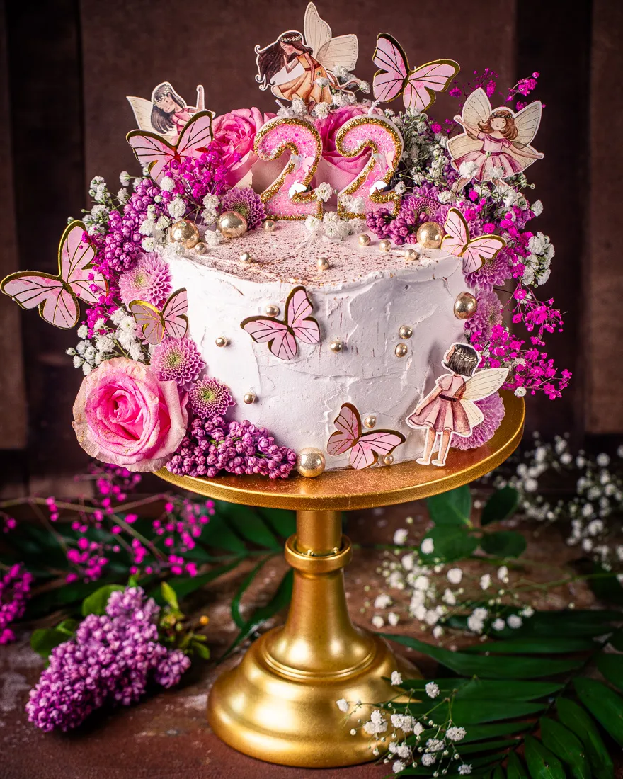 Nahaufnahme eines liebevoll dekorierten Feen Geburtstagskuchens