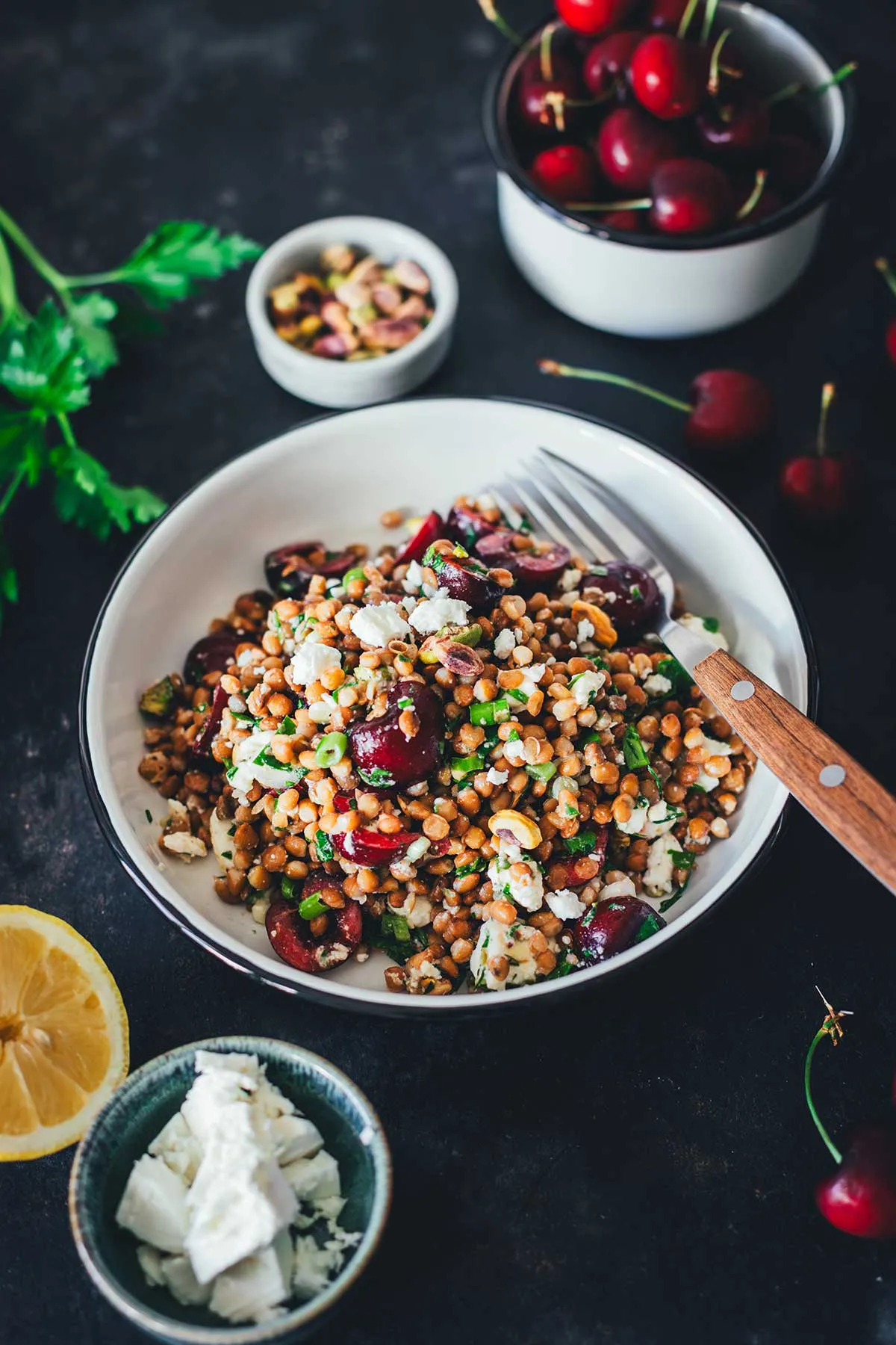 Nahaufnahme eines Linsensalats mit frischer Petersilie und Frühlingszwiebeln, ein einfaches Gericht für den Sommer