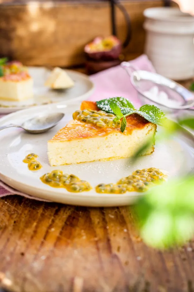 Nahaufnahme eines Low Carb Käsekuchens ohne Boden mit cremiger Textur