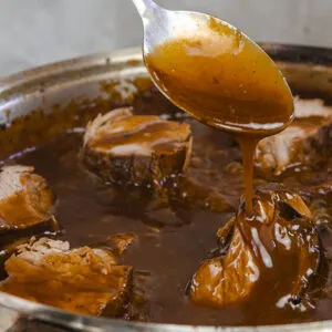 Nahaufnahme eines perfekt angebratenen Schweinefilets in einer Pfanne
